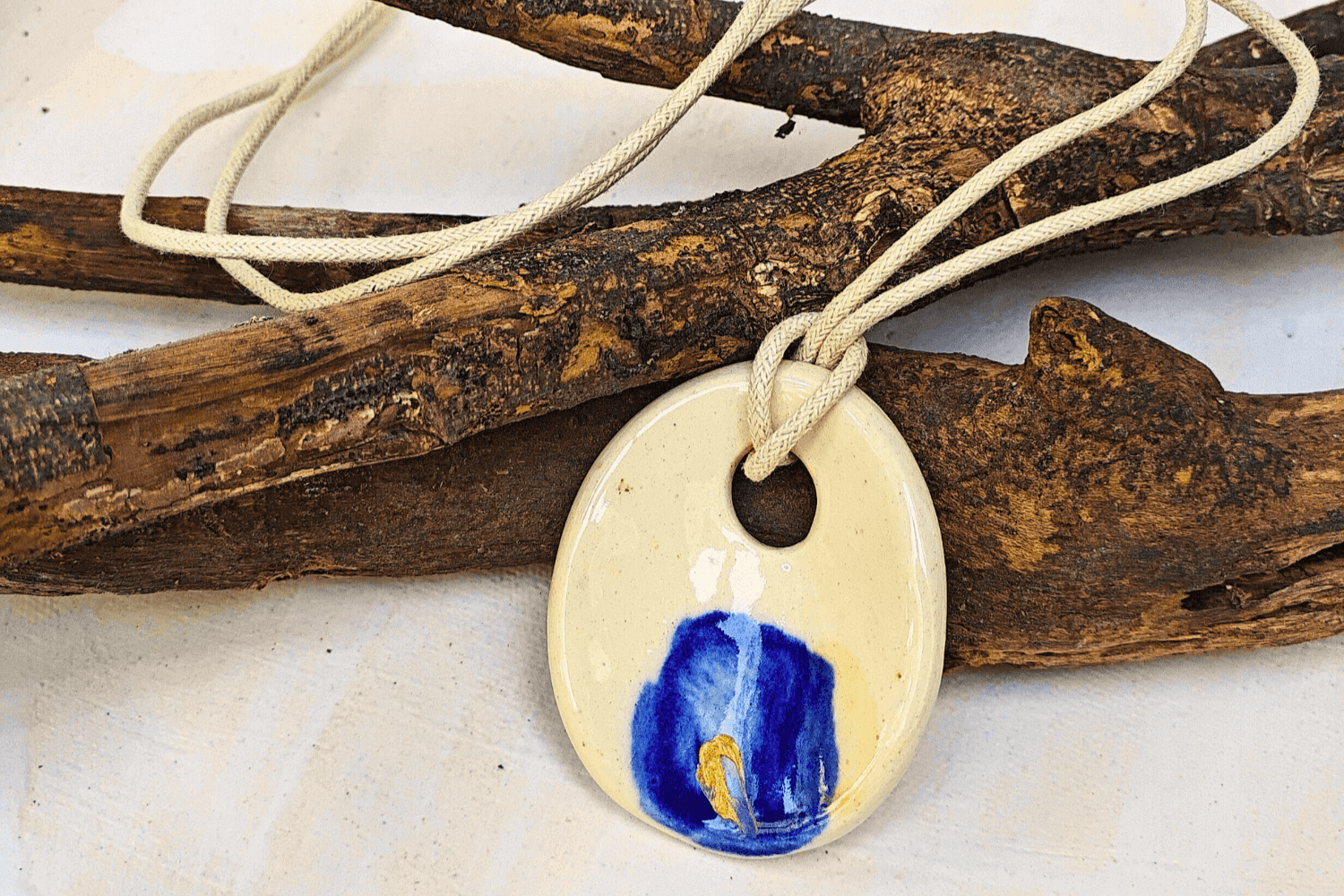 Everyday Minimal Round White blue Pendant